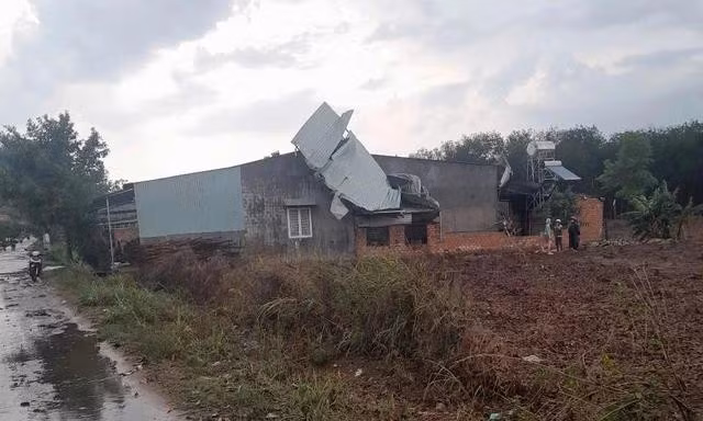 Mưa lớn kèm giông lốc khiến 34 căn nhà và 2 trường học tại Kon Tum bị tốc mái