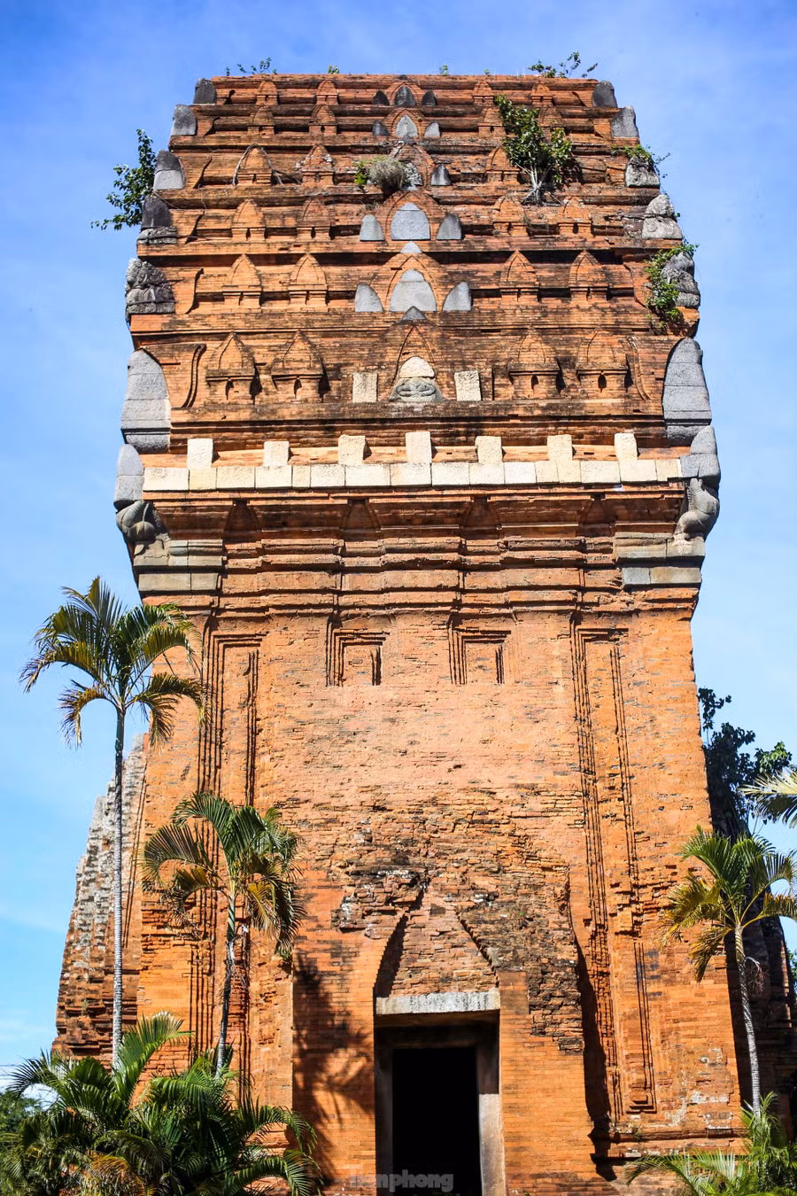 Bình Định từng là vùng đất kinh đô của vương quốc Chămpa với hệ thống di tích tháp Chăm dày đặc (hiện còn 8 cụm tháp Chăm), chứa đựng những giá trị văn hóa, lịch sử, nghệ thuật kiến trúc độc đáo. Ảnh: Trương Định.