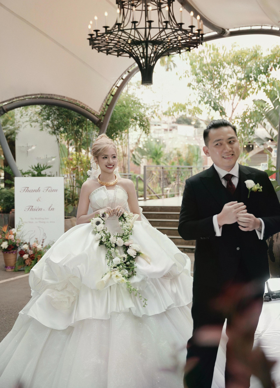 Chia sẻ về người bạn đời, Trần Thanh Tâm kể trong lần đầu gặp gỡ, cô không nghĩ cả hai sẽ đến với nhau. Sau quãng thời gian làm việc, trò chuyện, người đẹp cảm nhận được sự quan tâm của CEO và bắt đầu nảy sinh tình cảm. “Tôi thấy những người con gái khác anh không quan tâm như thế. Tôi thấy mình có chút gì đó đặc biệt. Anh ấy không biết cách “tán gái” nhưng tôi lại yêu vẻ ngây ngô đó”, cô cho hay