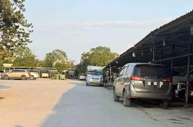 Bãi giữ xe gần cửa khẩu Mỹ Quý Tây (H.Đức Huệ, Long An)