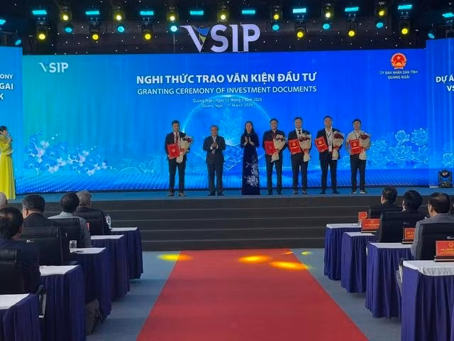 Lãnh đạo tỉnh Quảng Ngãi trao giấy chứng nhận đầu tư cho các doanh nghiệp trong và ngoài nước đầu tư vào Khu công nghiệp VSIP 2 Quảng Ngãi