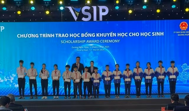 VSIP Quảng Ngãi trao học bổng cho các em học sinh của H.Bình Sơn (Quảng Ngãi), nơi khởi công dự án VSIP 2 Quảng Ngãi