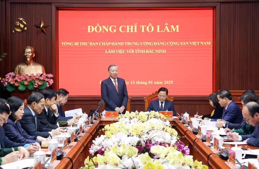 Chiều 13/1/2025, Tổng Bí thư Tô Lâm làm việc với Ban Chấp hành Đảng bộ tỉnh Bắc Ninh về đánh giá tình hình thực hiện Nghị quyết Đại hội Đảng bộ tỉnh khóa XX; kết quả thực hiện Nghị quyết 18 về việc sắp xếp, tinh giản tổ chức bộ máy tinh gọn đảm bảo hiệu năng, hiệu lực, hiệu quả và hoàn thiện các tiêu chí của đô thị loại I, trở thành thành phố trực thuộc Trung ương. (Ảnh: Thống Nhất/TTXVN)