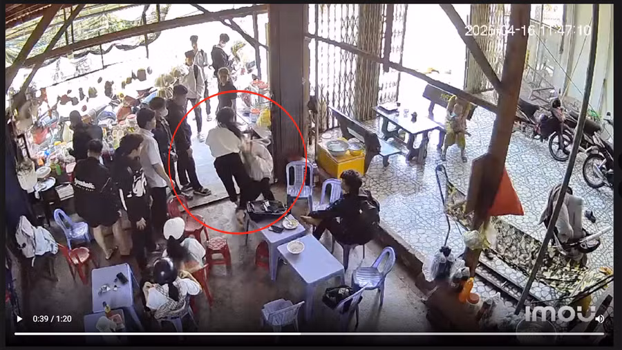 Ảnh cắt từ clip vụ việc em Tr.A.M. bị 1 nữ sinh lớn tuổi hành hung, đánh đập