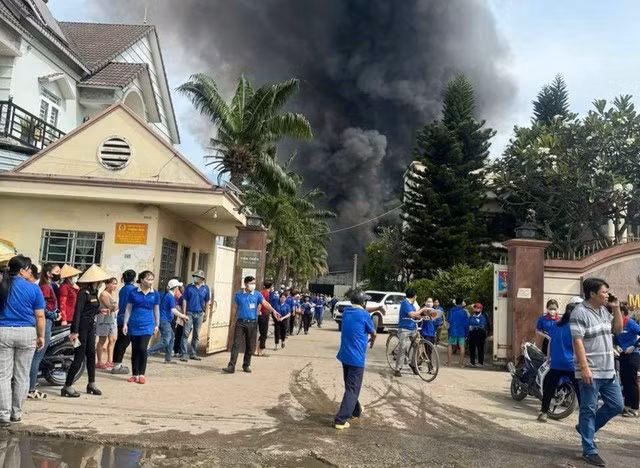 Công nhân bỏ chạy ra ngoài, lo lắng khi Tết sắp đến gần