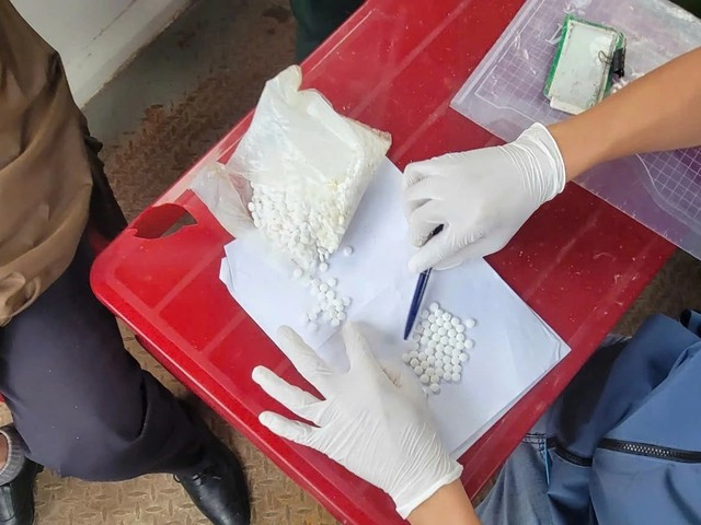 Kiểm tra số lượng các viên nén nghi là ma túy Kiểm tra số lượng các viên nén nghi là ma túy
