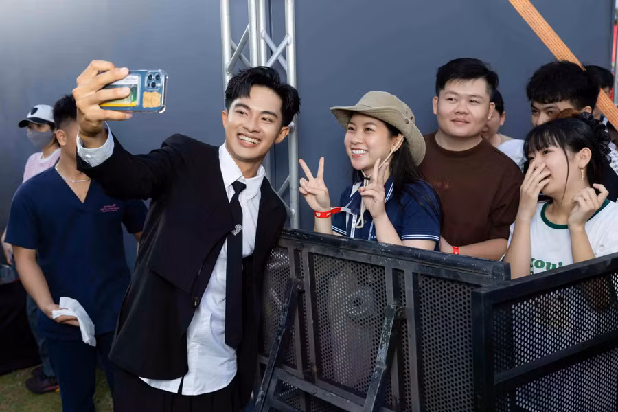 TikToker Lê Tuấn Khang hào hứng chụp ảnh giao lưu cùng fan