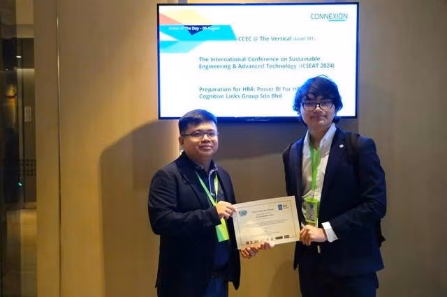 Nguyễn Minh Khang (phải) và tiến sĩ Võ Minh Hiếu, Trưởng ban Đào tạo Trường ĐH Greenwich Việt Nam, cơ sở tại TP.HCM