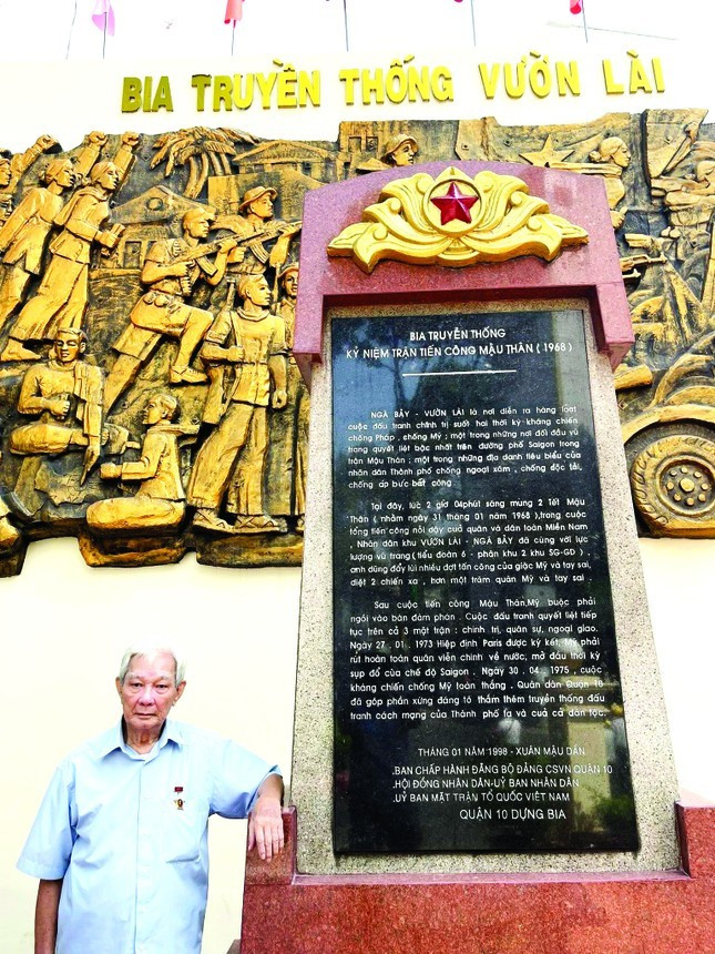 Ông Năm Trọng bên bia tưởng niệm Vườn Lài Ông Năm Trọng bên bia tưởng niệm Vườn Lài
