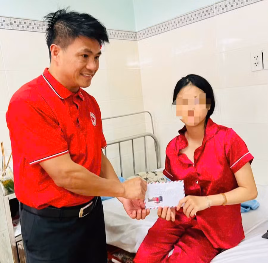 Hội Chữ thập đỏ TP Bảo Lộc đến thăm, động viên và trao quà hỗ trợ cho cháu N.