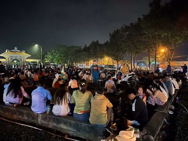 Tại Khu di tích lịch sử Ngã Ba Giồng ( huyện Hóc Môn), hàng trăm người dân tụ tập chuẩn bị chờ xem bắn pháo hoa chào đón năm mới