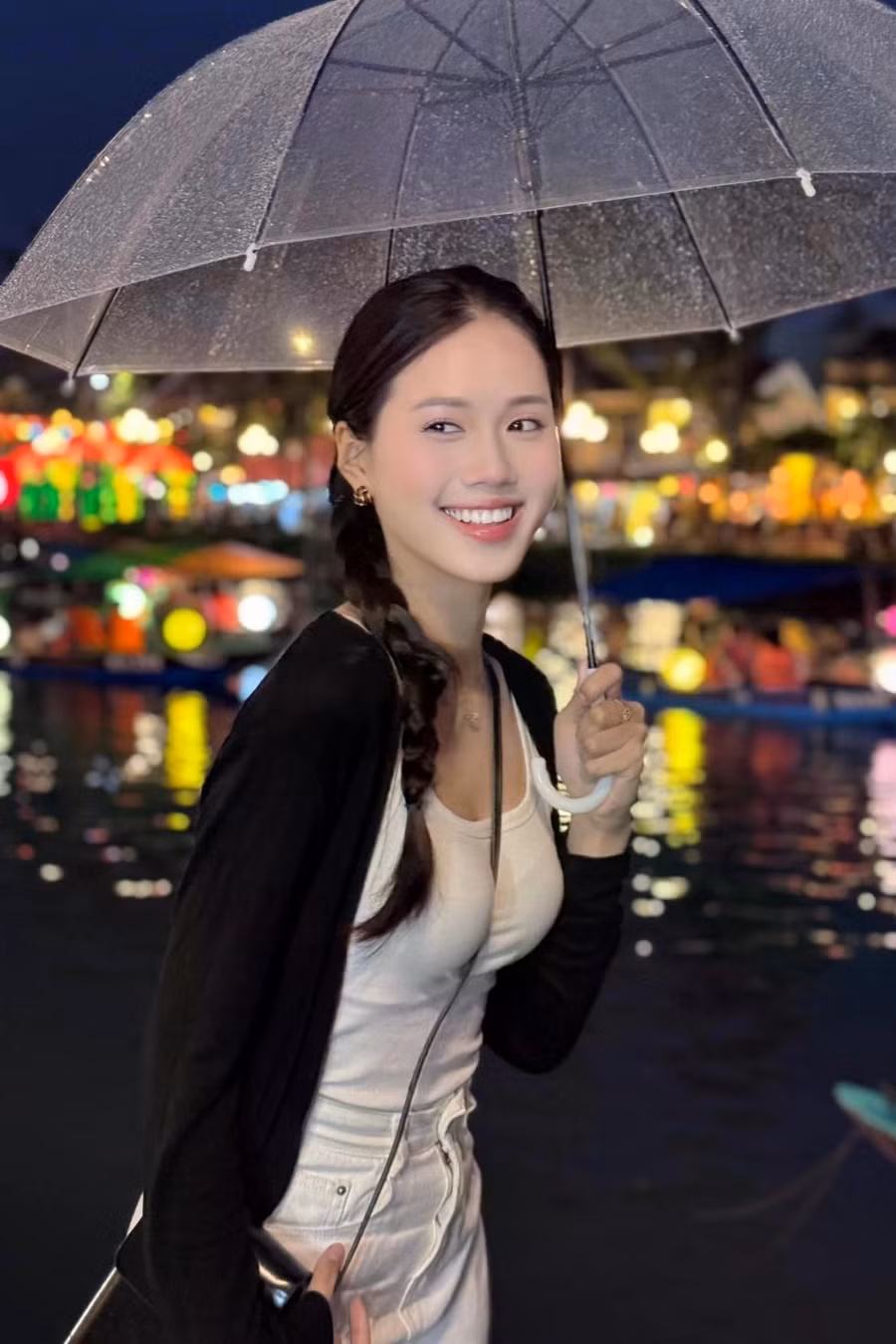 Đoàn Thị Diệu Huyền sinh năm 2003, đến từ Quảng Trị cũng được chú ý tại cuộc thi Hoa hậu Việt Nam 2024 vì nhan sắc được nhận xét giống Hoa hậu Đỗ Thị Hà. Cô là sinh viên Trường đại học Công nghệ Thông tin và Truyền thông Việt - Hàn, Đại học Đà Nẵng. Diệu Huyền gây ấn tượng bởi gương mặt thanh tú, ưa nhìn, nụ cười rạng rỡ. Ngoài đời thường, cô thích diện trang phục trẻ trung, nữ tính, trang điểm nhẹ nhàng, tôn lên vẻ tự nhiên