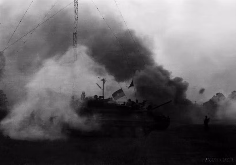 Các đơn vị bộ binh và xe tăng tiến vào Sài Gòn trên xa lộ Biên Hòa. (Ảnh: Hứa Kiểm/TTXVN)