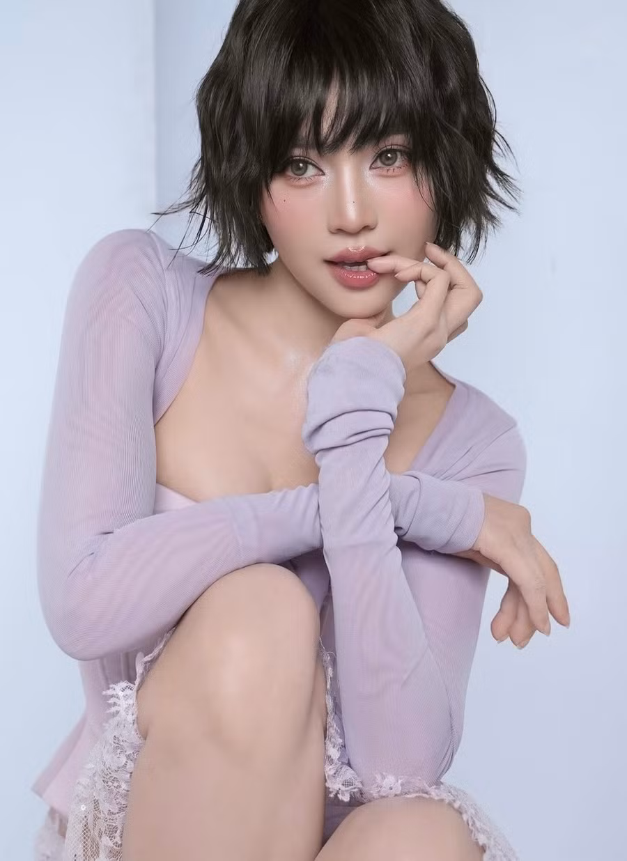 Ở tuổi 36, Ninh Dương Lan Ngọc vẫn giữ được sức hút nhờ nhan sắc trong trẻo cùng vóc dáng thon gọn. Cô linh hoạt theo đuổi nhiều phong cách, từ năng động đến quyến rũ, phù hợp với hình ảnh “ngọc nữ” mà khán giả yêu mến suốt nhiều năm qua