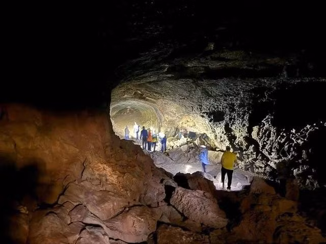 Đoàn tiến vào hang động núi lửa để khảo sát