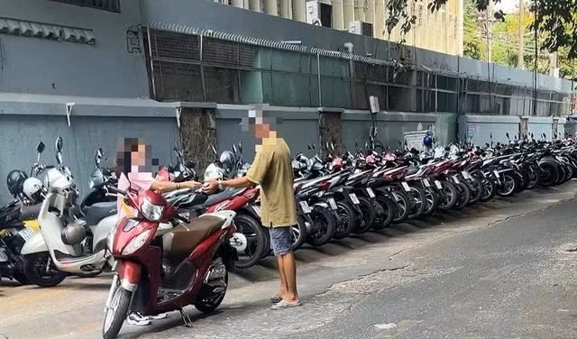 UBND P.11 (Q.5) nói tiếp nhận thông tin, cho xử lý; nhưng những ngày sau đó, vỉa hè Đặng Thái Thân vẫn bị chiếm dụng giữ xe trái phép