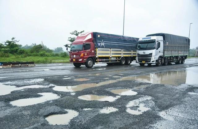 Mặt đường nhựa tại nút giao QL14B và cao tốc Đà Nẵng - Quảng Ngãi (địa phận xã Hòa Nhơn, H.Hòa Vang) thời gian qua thường xuyên bị hư hỏng, tiềm ẩn nguy cơ tai nạn giao thông Mặt đường nhựa tại nút giao QL14B và cao tốc Đà Nẵng - Quảng Ngãi (địa phận xã Hòa Nhơn, H.Hòa Vang) thời gian qua thường xuyên bị hư hỏng, tiềm ẩn nguy cơ tai nạn giao thông