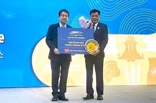 Ông Nguyễn Văn Sơn, Phó chủ tịch UBND TP Đà Lạt, thay mặt TP nhận giải thưởng từ đại diện Giải thưởng Festival châu Á ở Hàn Quốc.