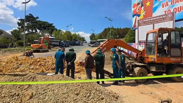 Thượng tá Trần Hùng Sơn, Trưởng ban Chỉ huy quân sự TP.Đà Lạt cùng các cán bộ quân đội đến hiện trường kiểm tra quả bom