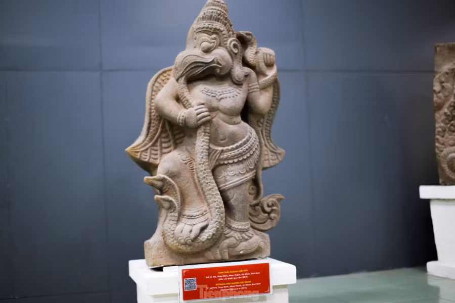 Cặp tượng chim thần Garuda diệt rắn tháp Mẫm, niên đại giữa thế kỷ XIII, phát hiện năm 2011 tại phế tích tháp Mẫm thuộc thôn Vạn Thuận, xã Nhơn Thành, huyện An Nhơn (nay là khu vực Vạn Thuận, phường Nhơn Thành, thị xã An Nhơn). Năm 2017, được Thủ tướng Chính phủ công nhận Bảo vật Quốc gia. Ảnh: Trương Định.