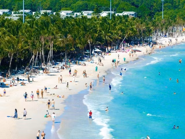 Các bãi biển ở Phú Quốc luôn đông khách những ngày cuối năm 2024. Ảnh: MINH QUỐC