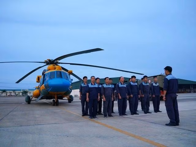 Lực lượng đảm bảo kỹ thuật bay của Trung đoàn 917 nhận nhiệm vụ