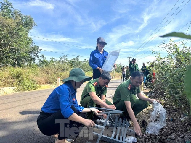 Thiết thực chào mừng kỷ niệm 50 năm Ngày Giải phóng miền Nam thống nhất đất nước, Đoàn xã Ea Kpam (huyện Cư M’gar) phối hợp Hội Cựu Chiến binh xã và các đơn vị triển khai thực hiện công trình “Thắp sáng đường quê” bằng đèn năng lượng mặt trời. Thiết thực chào mừng kỷ niệm 50 năm Ngày Giải phóng miền Nam thống nhất đất nước, Đoàn xã Ea Kpam (huyện Cư M’gar) phối hợp Hội Cựu Chiến binh xã và các đơn vị triển khai thực hiện công trình “Thắp sáng đường quê” bằng đèn năng lượng mặt trời.