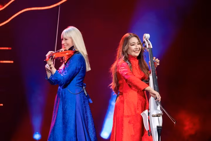 Nhóm bày tỏ sự yêu thích với tà áo dài Việt Nam.