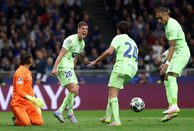 Dani Olmo phấn khích sau khi ghi bàn gỡ hòa 2-2 cho Barcelona Dani Olmo phấn khích sau khi ghi bàn gỡ hòa 2-2 cho Barcelona