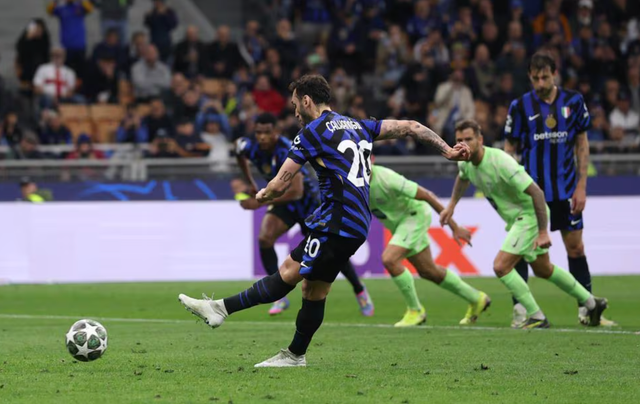 Hakan Calhanoglu nhân đôi cách biệt trên chấm đá phạt 11m Hakan Calhanoglu nhân đôi cách biệt trên chấm đá phạt 11m
