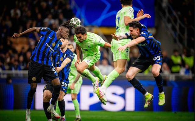Trận đấu ở Giuseppe Meazza nóng lên từ những phút đầu Trận đấu ở Giuseppe Meazza nóng lên từ những phút đầu