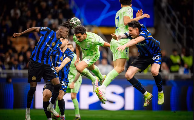 Trận đấu ở Giuseppe Meazza nóng lên từ những phút đầu