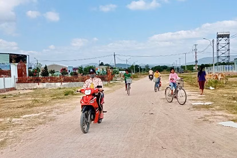 nguoi-dan-buon-hlang-o-khu-sat-lo-duoc-di-doi-ve-dinh-cu-o-buon-du-xa-chu-rcam-huyen-krong-pa-co-co-so-ha-tang-khang-trang-duong-giao-thong-dien-chieu-sang-nuoc-sinh-hoat-duoc-nha-nuoc-dau-tu-ho-tro.jpg