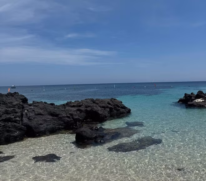 Ra đảo Bé, bạn như bước chân đến một thiên đường mới chỉ có biển xanh và nắng vàng. (Nguồn: Vietnam+)