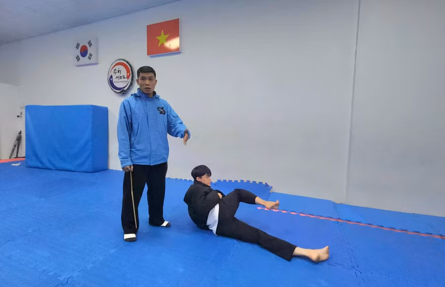 Tạm đình chỉ CLB taekwondo Seung Ri do HLV Nguyễn Văn Kin (trái) làm HLV trưởng kiêm chủ nhiệm