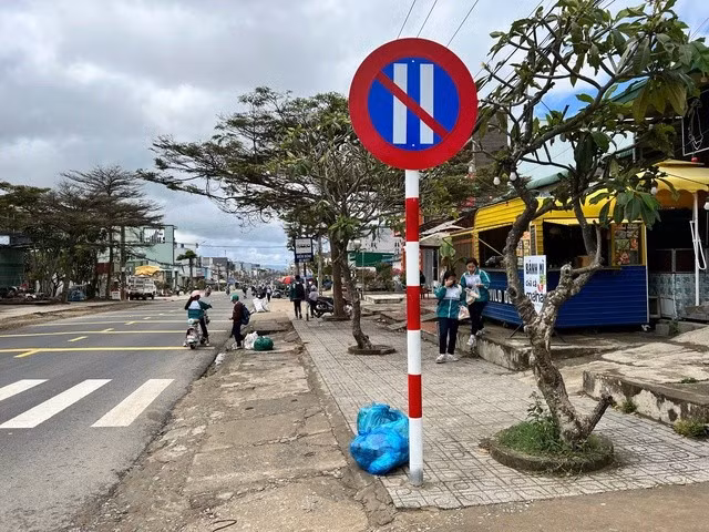 Biển báo còn lại cắm ở đầu Quốc lộ 27 thuộc xã Lạc Lâm, huyện Đơn Dương.