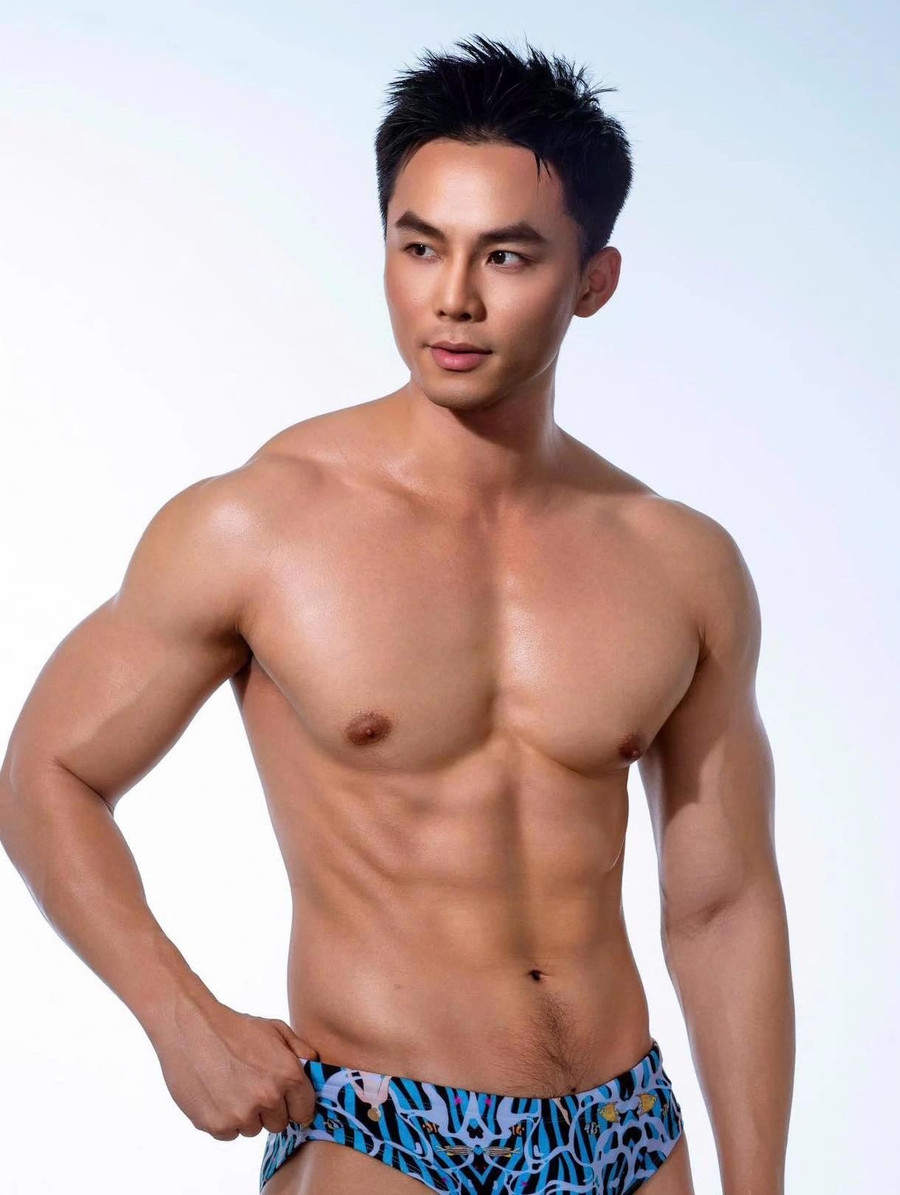 “Tôi rất vinh dự khi một lần nữa được trao cơ hội tranh tài trên đấu trường nhan sắc quốc tế. Đây còn là trách nhiệm khi mang hình ảnh người đàn ông Việt Nam bản lĩnh, nhân ái và tự tin ra thế giới. Với kinh nghiệm thi đấu trước đây, tôi tin rằng mình sẽ mang đến một màu sắc riêng, một bản sắc Việt vừa truyền thống vừa hiện đại tại Manhunt International 2025”, Vũ Linh nói