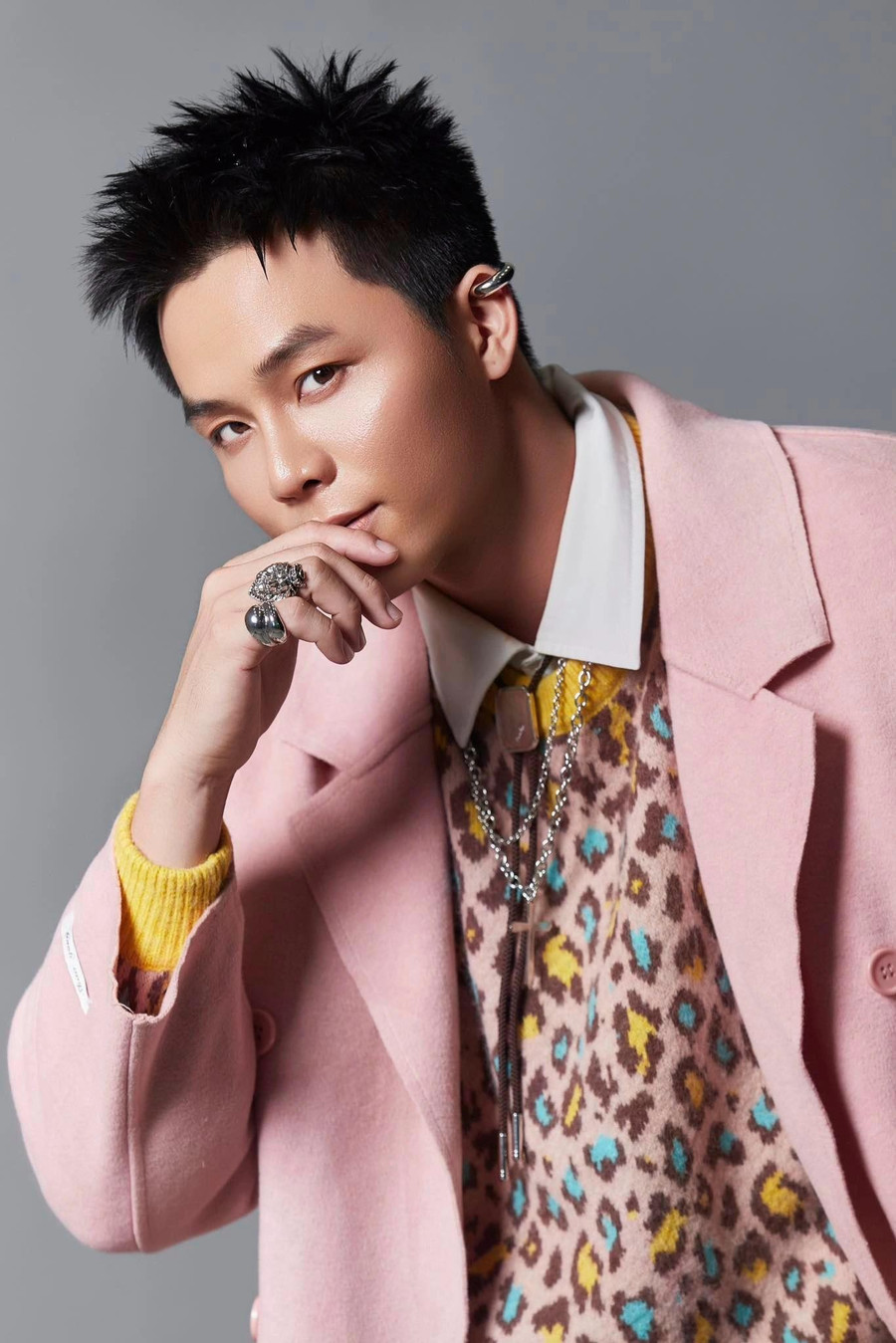 Trong thời gian qua, mối quan hệ giữa Vũ Linh và Nam vương Ngọc Tình cũng khiến nhiều người tò mò. Tại sự kiện, khi được hỏi về chuyện đời tư, Vũ Linh khẳng định cả hai chỉ là bạn bè, anh em thân thiết trong nghề. Nam người mẫu nói thêm để tạo sự công tâm nếu Ngọc Tình làm giám khảo tại cuộc thi quốc tế, anh hạn chế nhờ đến sự hỗ trợ của đàn anh trong quá trình chuẩn bị “chinh chiến”