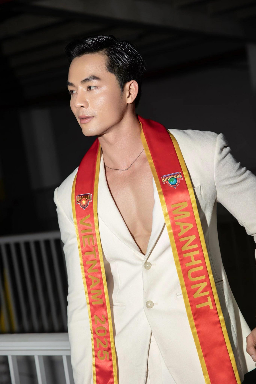 Nguyễn Vũ Linh sinh năm 1994, quê Bến Tre. Anh cao 1,86m, nặng 78kg, số đo ba vòng 99-78-98. Trước đó, nam người mẫu từng đoạt nhiều thành tích như top 10 Mister Tourism Universe 2017, Á vương Hòa bình Quốc tế 2022. Anh còn hoạt động trong lĩnh vực phim ảnh với những vai diễn trong phim Người thứ ba, Tiểu tam...