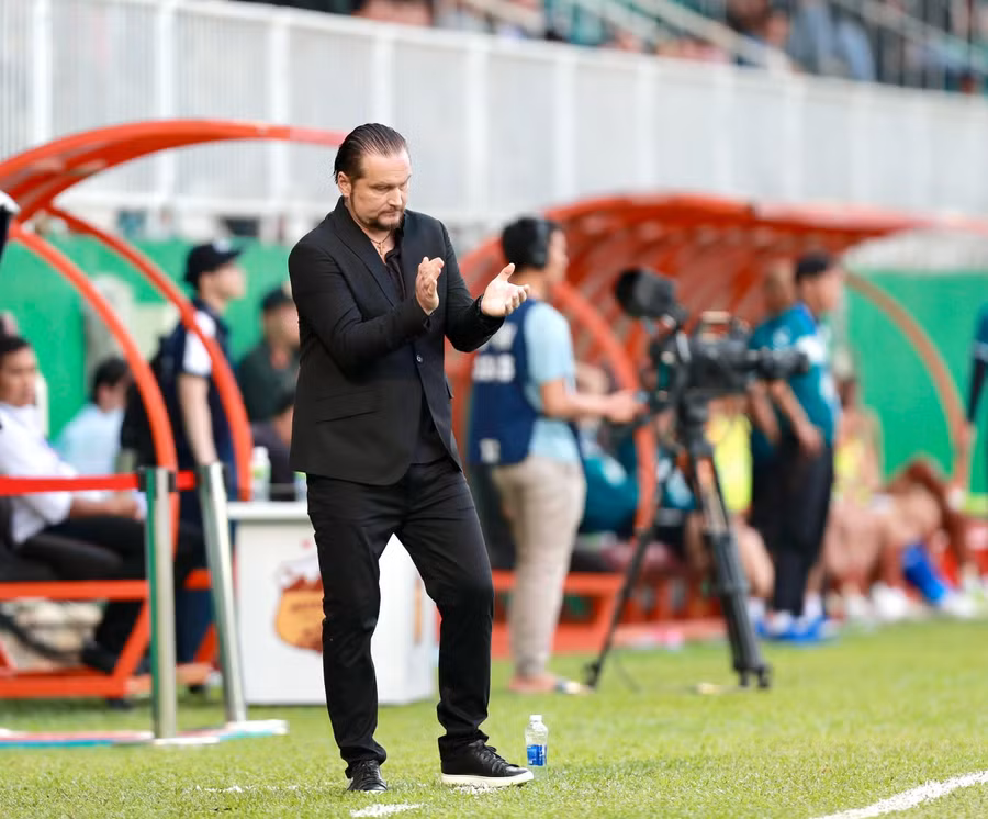 HLV Popov vẫn hài lòng dù Thể Công Viettel thua HAGL theo cách khó tin