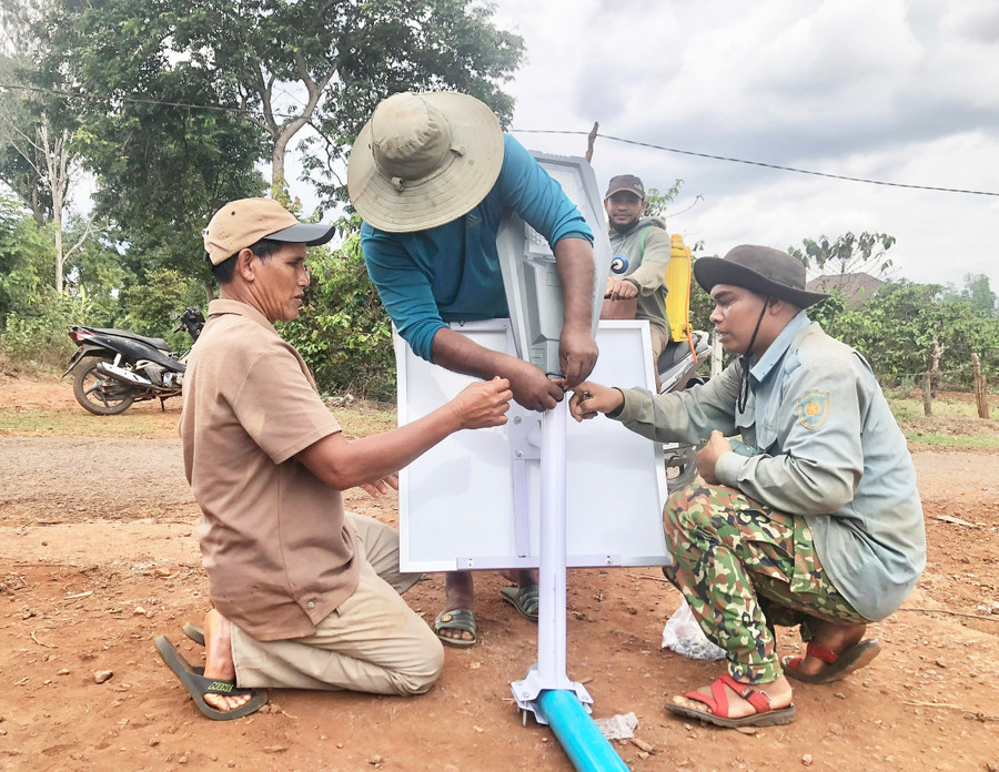 Người dân làng Dôr 2 (xã Glar) góp tiền lắp đặt điện chiếu sáng đường làng. Ảnh: L.N nguoi-dan-lang-dor-2-xa-glar-gop-tien-lap-dat-dien-chieu-sang-duong-lang.jpg