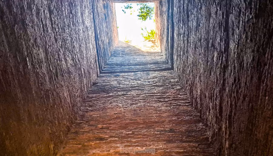 Phía bên trong tháp. Ảnh: Trương Định.