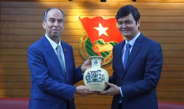 Ông Rogelio Polanco Fuentes và anh Bùi Quang Huy