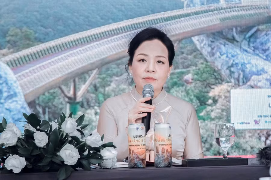 TS. Ngô Phương Lan - Giám đốc DANAFF, Chủ tịch Hiệp hội Xúc tiến phát triển Điện ảnh Việt Nam - giới thiệu các chương trình, hoạt động trong 7 ngày diễn ra Liên hoan phim châu Á Đà Nẵng lần thứ III.