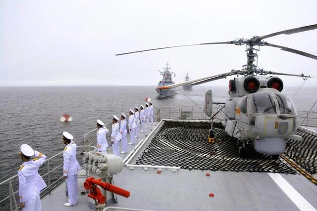 Trực thăng săn ngầm Ka-28 trên tàu hộ vệ tên lửa