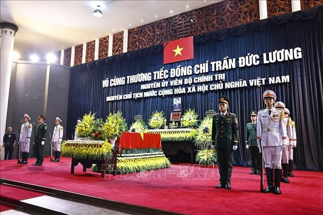 Linh cữu nguyên Chủ tịch nước Trần Đức Lương quàn tại Nhà tang lễ Quốc gia số 5 Trần Thánh Tông, Hà Nội. Ảnh: TTXVN Linh cữu nguyên Chủ tịch nước Trần Đức Lương quàn tại Nhà tang lễ Quốc gia số 5 Trần Thánh Tông, Hà Nội. Ảnh: TTXVN