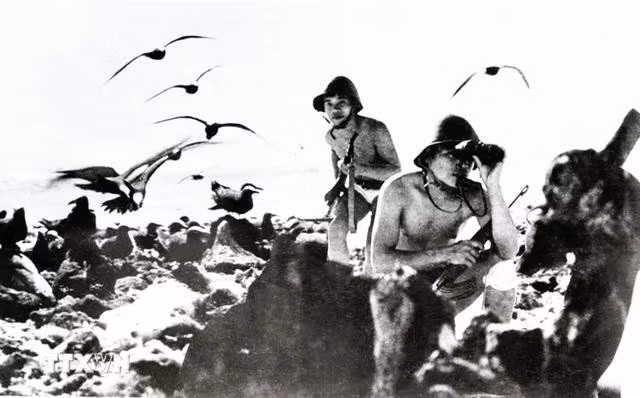 Phân đội đặc công Hải quân đổ bộ lên đảo Sinh Tồn, trong nhiệm vụ giải phóng quần đảo Trường Sa, ngày 28.4.1975