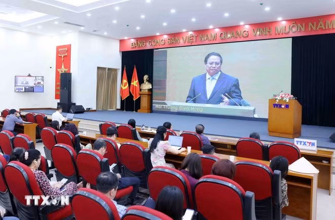 Các đại biểu dự hội nghị trực tuyến tại điểm cầu Thông tấn xã Việt Nam. (Ảnh: Phạm Kiên/TTXVN)