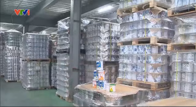 Kho sản xuất sữa bột giả bị công an phát hiện, triệt phá - Ảnh: VTV
