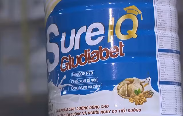 Một sản phẩm sữa giả trong đường dây. Ảnh: VTV